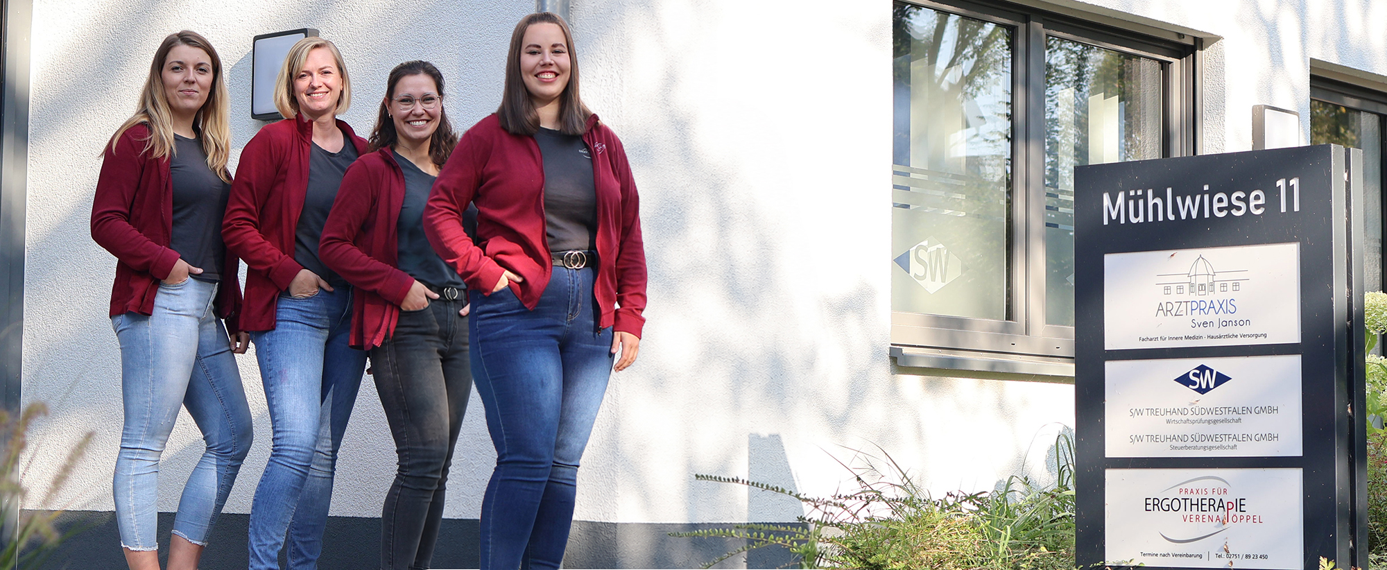 Team der Praxis für Ergotherapie Verena Pöppel vor dem Praxisgebäude Mühlwiese 11