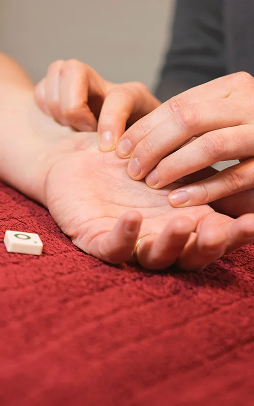 Handtherapeutische Behandlung einer Hand